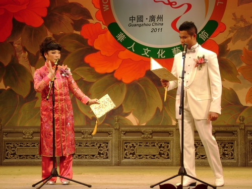 肇慶李秋元、美國(guó)李少芳對(duì)唱《鐵掌拒柔情》。