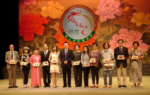 廣東省僑聯(lián)副主席、廣州市僑聯(lián)主席李瑜（左六）給參加演出的海外僑胞、港澳同胞頒發(fā)紅棉獎(jiǎng)。