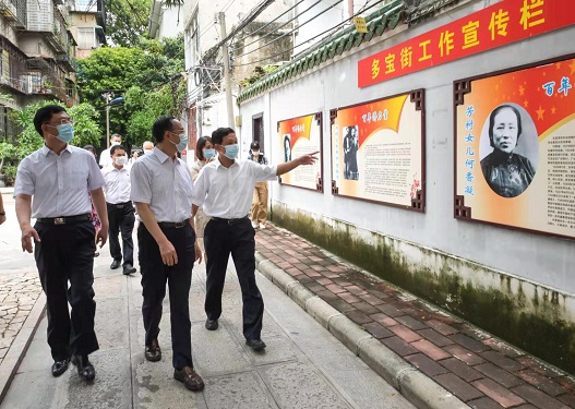 萬(wàn)立駿主席參觀多寶街百年僑力量宣傳欄.jpg