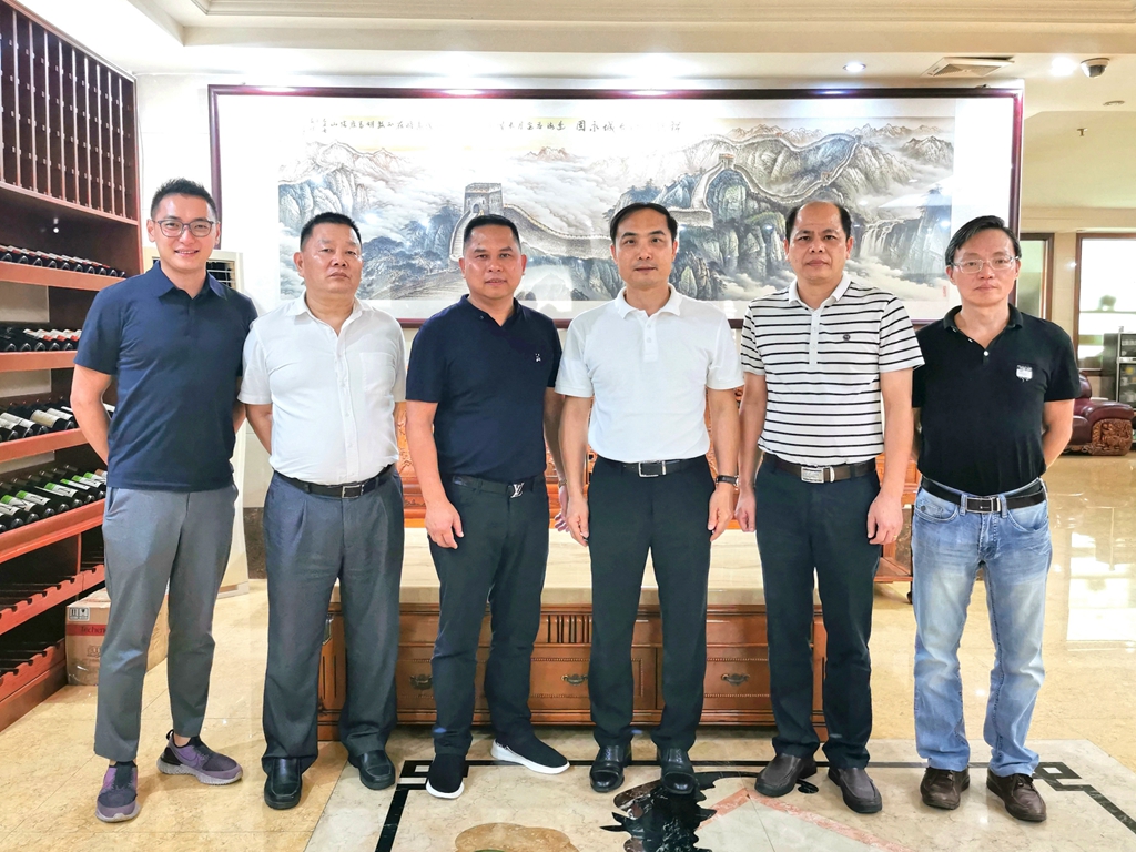 走訪市僑青會常務(wù)副會長黃運平企業(yè)金碧灣置業(yè)有限公司.jpg