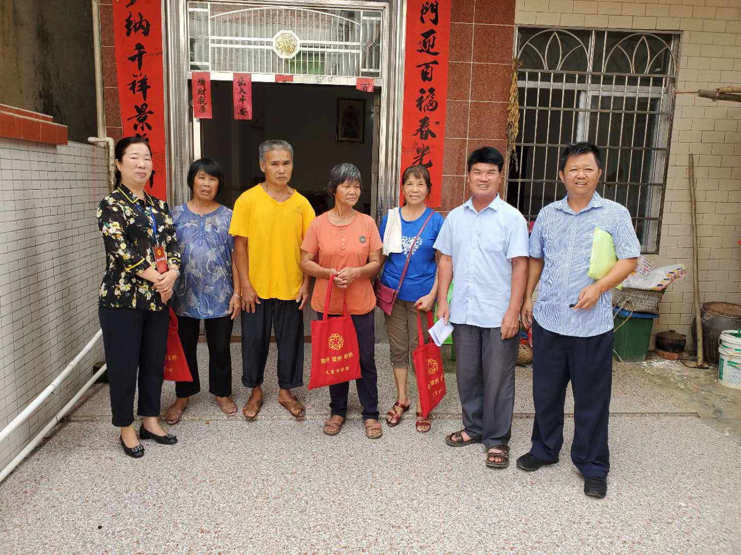肖軍同志(左一)與馬來西亞歸僑梁妙榮家人合影.jpg