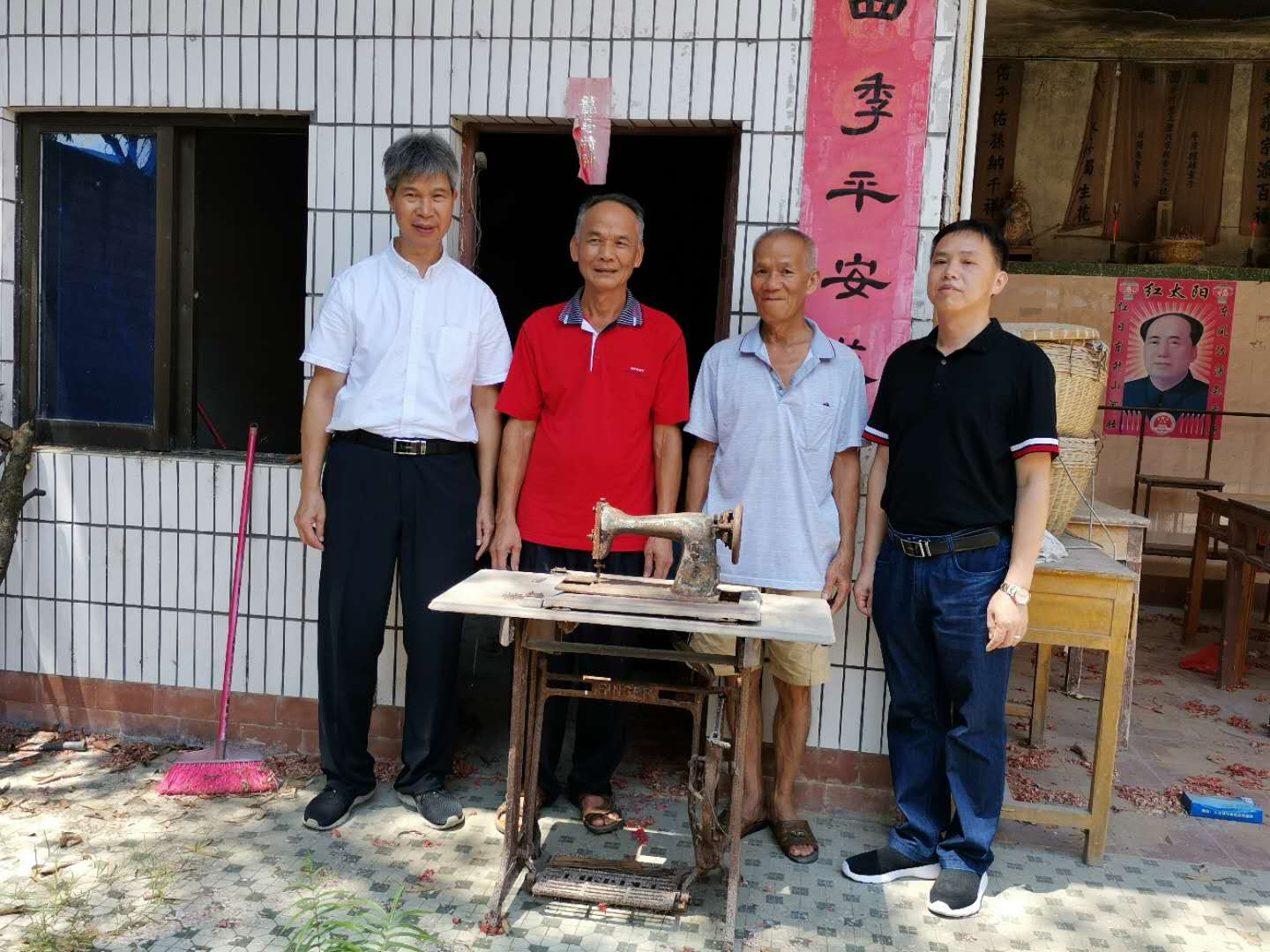 由印尼帶回的縫紉機(jī).jpg