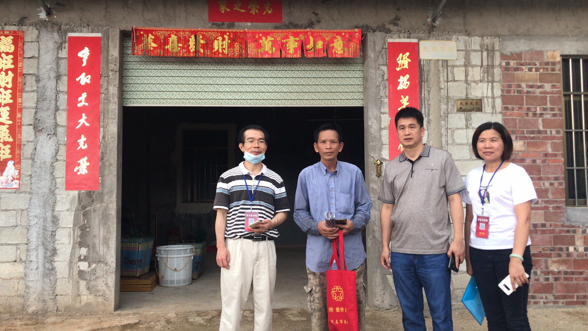 工作組圖3：到電白區(qū)入戶慰問.jpg