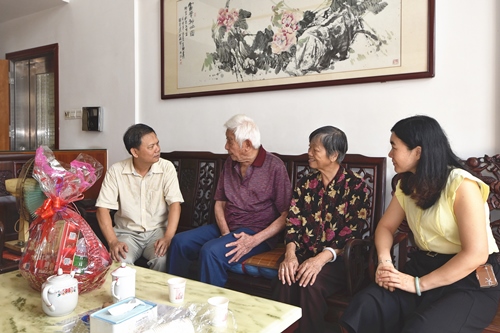 市僑聯(lián)一級調(diào)研員黃志堅（左一）走訪慰問馬來西亞歸僑陳哲英_副本.jpg