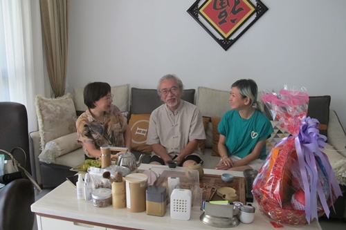 市僑聯(lián)黨組成員、副主席謝躍紅（左一）走訪慰問僑界重點人士、香港同胞林守常_副本.jpg