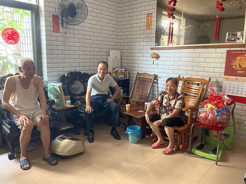 市僑聯(lián)黨組成員、副主席黃宇暉（中）走訪慰問南僑機工遺屬鄧焯棠_副本.jpg