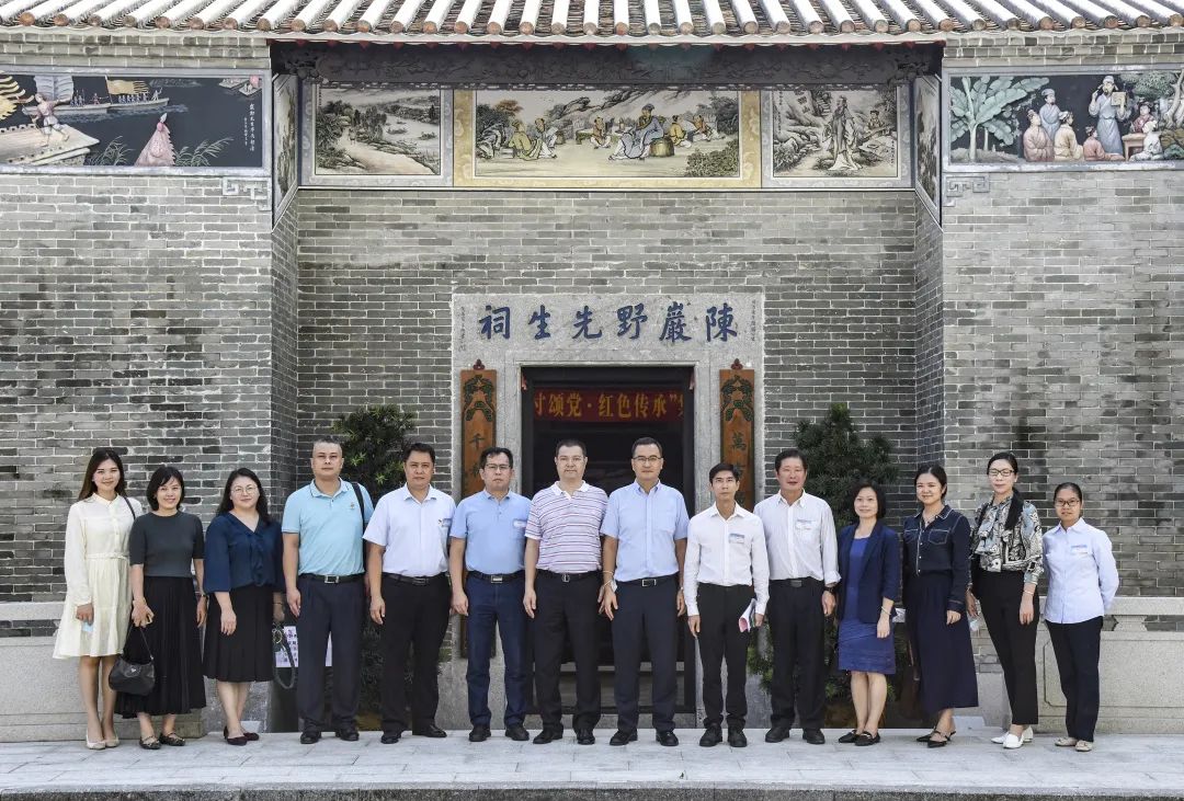 市、區(qū)僑聯(lián)領(lǐng)導(dǎo)考察社區(qū)內(nèi)僑捐項(xiàng)目.jpg