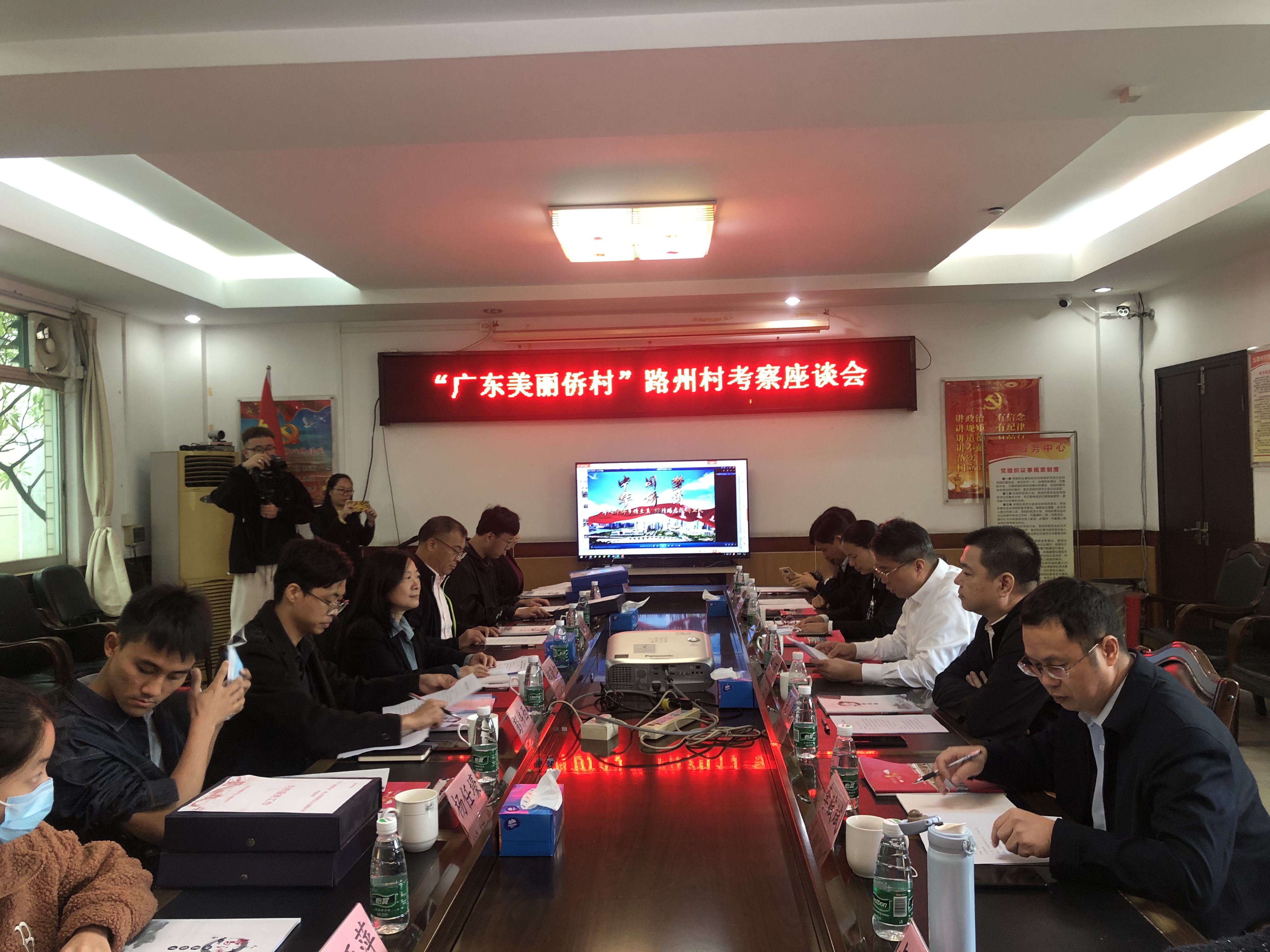 省委統(tǒng)戰(zhàn)部僑務帶領省級聯(lián)合工作組到樂從路州村進行實地考察1.jpg