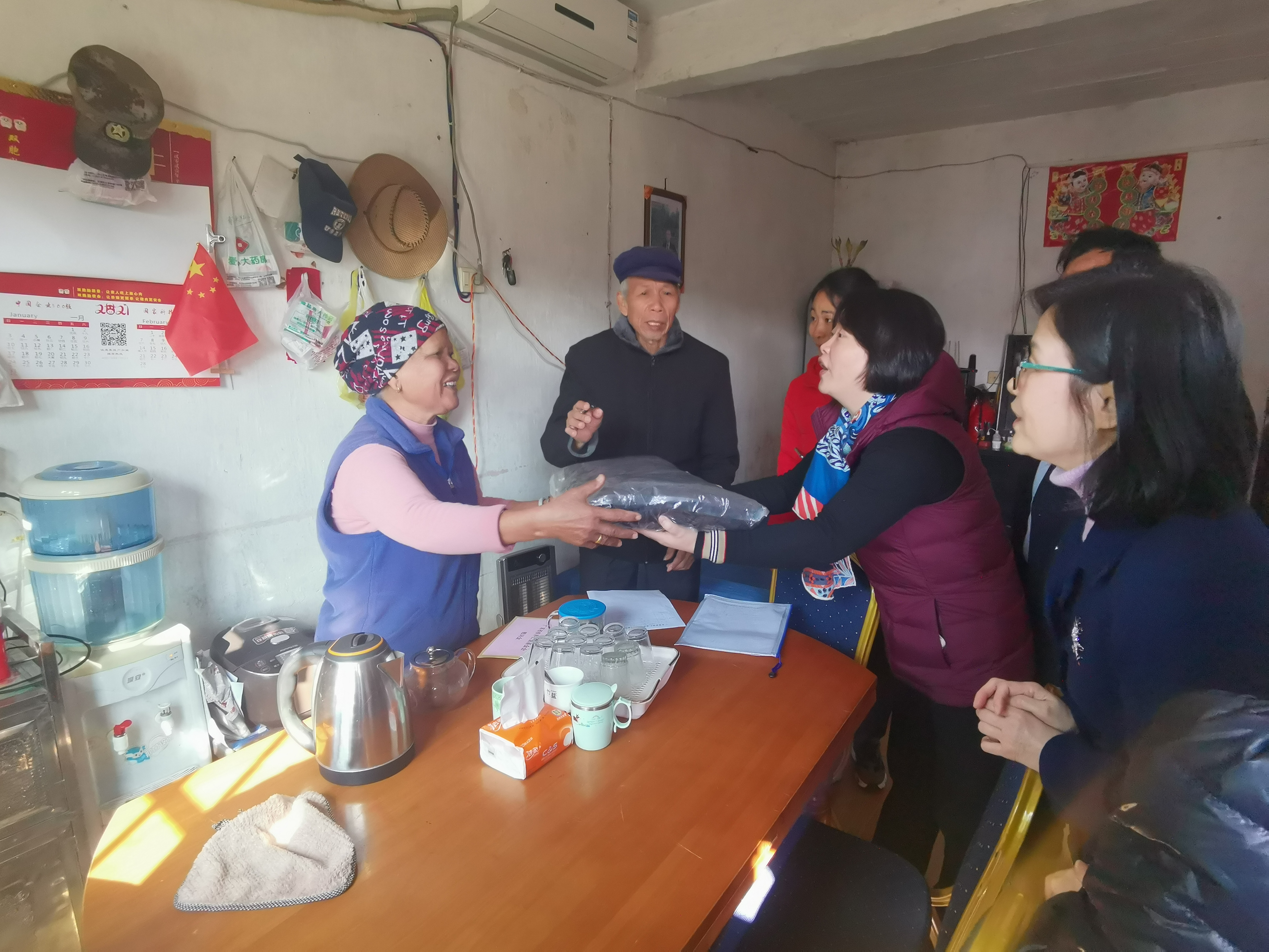 20210114省僑聯(lián)謝惠蓉一行到消雪嶺慰問困難歸僑2.jpg