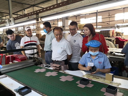 調研高要區(qū)金英包裝制品有限公司生產(chǎn)車間_副本.jpg