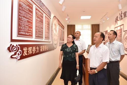 市僑聯(lián)領(lǐng)導(dǎo)到僑胞之家調(diào)研指導(dǎo)工作_副本.jpg