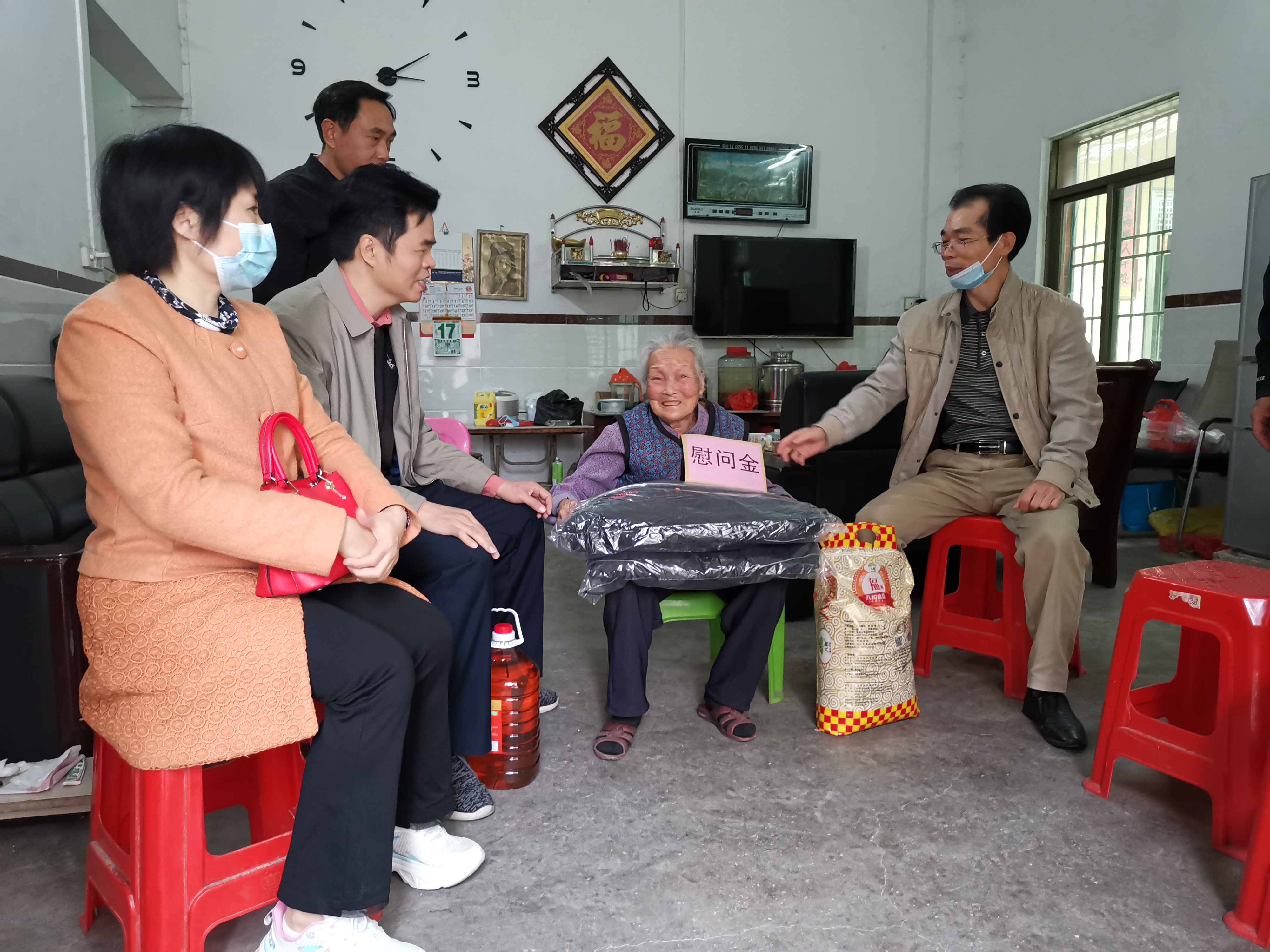 1.慰問組入戶看望新加坡僑眷蘇惠珍.jpg