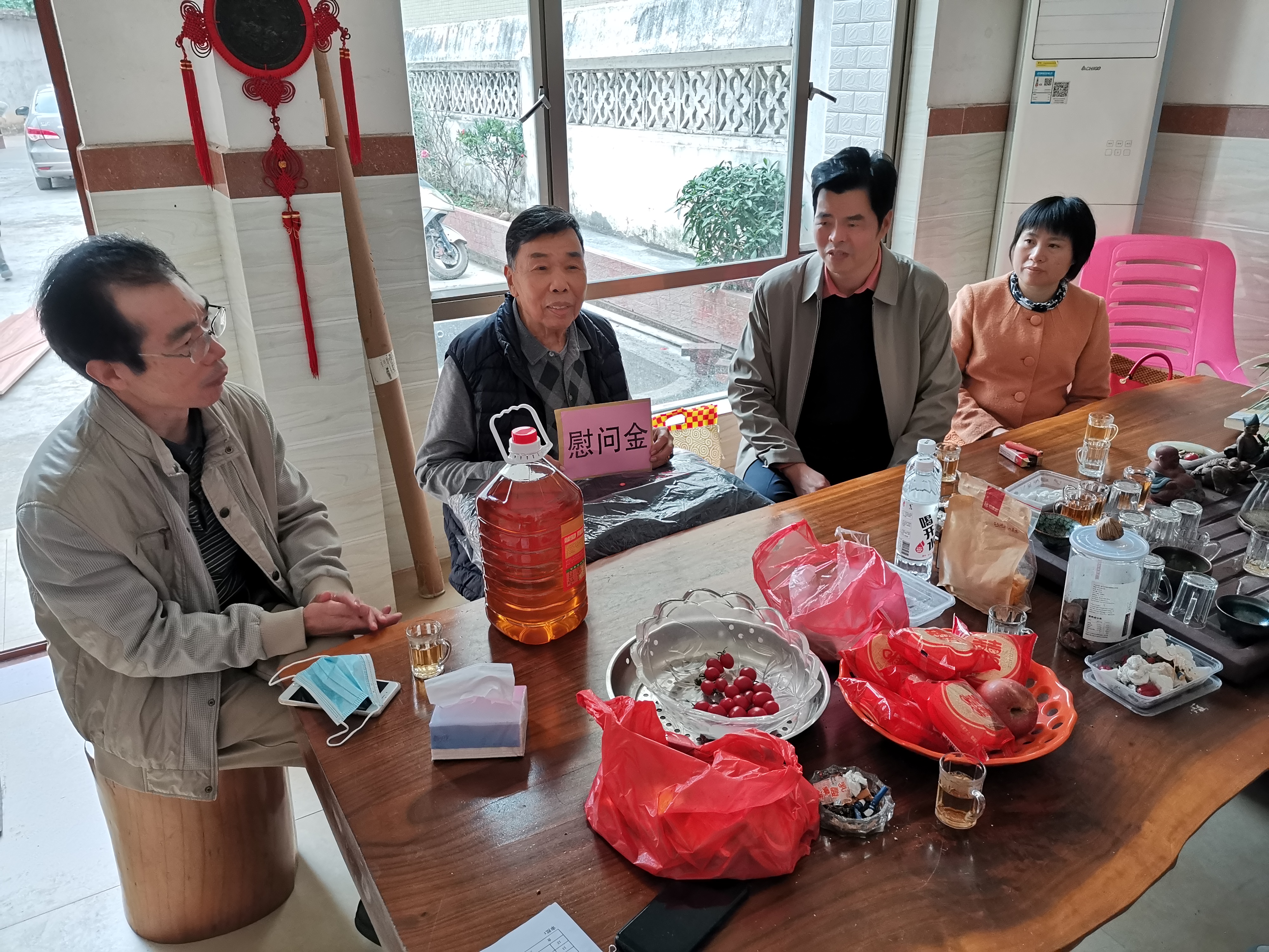 2.慰問組走訪探望英國(guó)僑眷梁秉儒.jpg