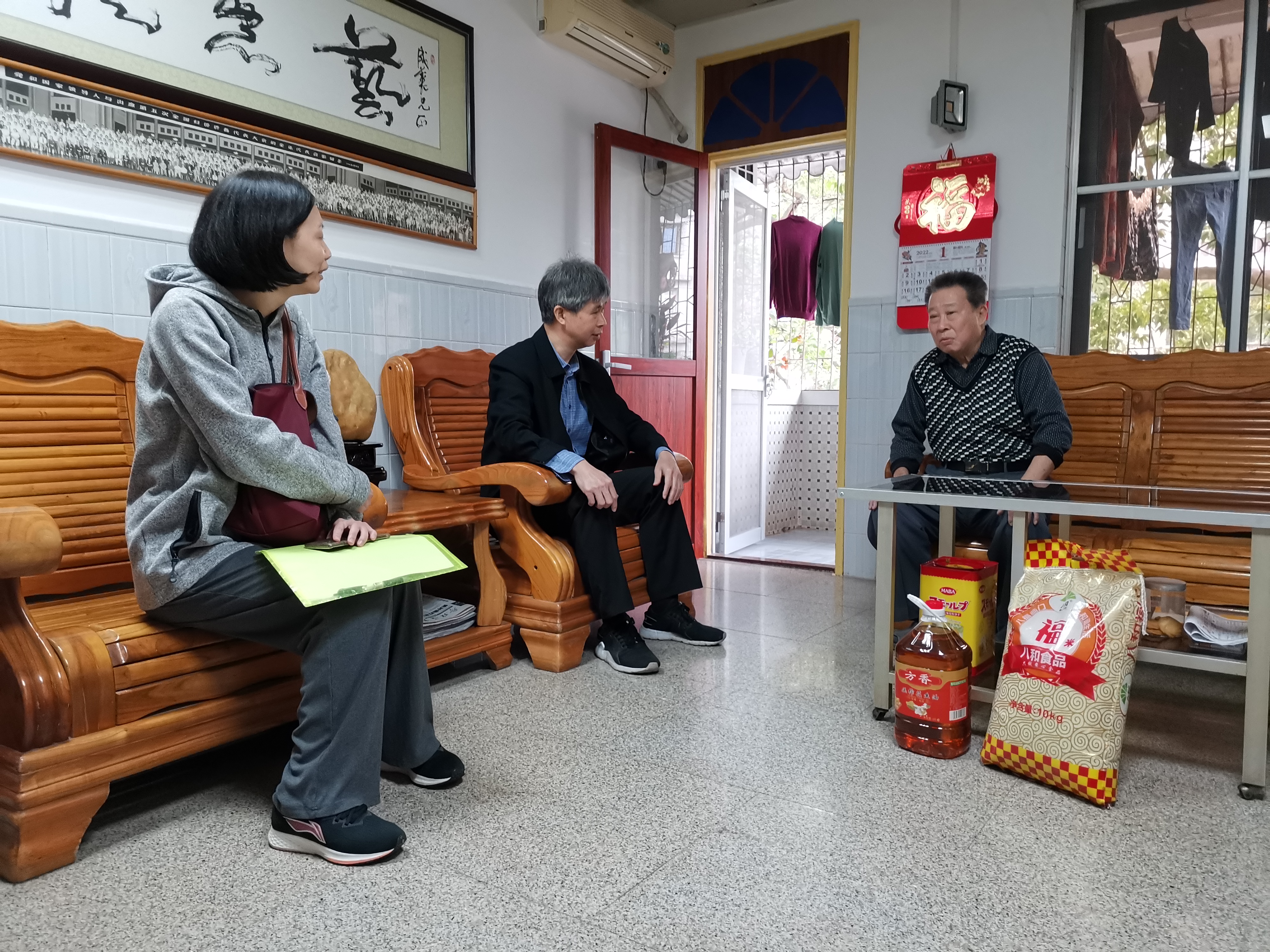慰問組與梁成華同志座談.jpg