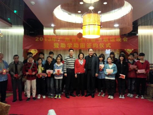 百勝行董事長張建忠夫婦為學(xué)生和孤老發(fā)放助學(xué)款和助養(yǎng)金。