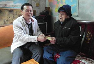 詹東升（左）慰問黃岡鎮(zhèn)泰國98歲老歸僑郭峰（右）