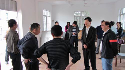 調(diào)研組參觀考察正在改建的南朗鎮(zhèn)安定村僑胞之家