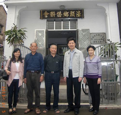 余志勇主席在開發(fā)區(qū)慰問時(shí)，與開發(fā)區(qū)僑聯(lián)、濠頭僑聯(lián)負(fù)責(zé)人及困難歸僑在濠頭僑聯(lián)會(huì)所前合影留念。
