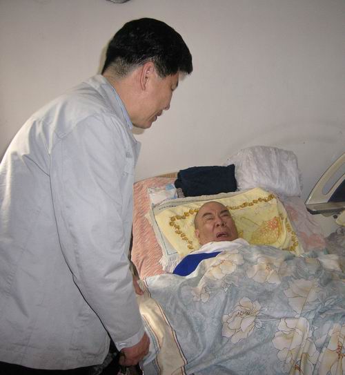 余志勇主席在東區(qū)慰問時(shí)，詳細(xì)了解患病歸僑家庭的困難情況。