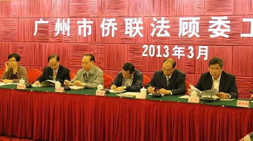 從左至右：廣州市僑聯(lián)副主席、廣州市僑聯(lián)法顧委副主任梁瑞冰，廣東省僑聯(lián)法顧委主任曾添貴，廣東省僑聯(lián)副主席、廣東省僑聯(lián)法顧委副主任區(qū)德強(qiáng)，廣州市僑聯(lián)主席李瑜，廣州市僑聯(lián)法顧委主任、廣州市人大常委會(huì)內(nèi)司委主任黃榮康，廣州市僑聯(lián)法顧委副主任、廣州市律師協(xié)會(huì)會(huì)長(zhǎng)王波