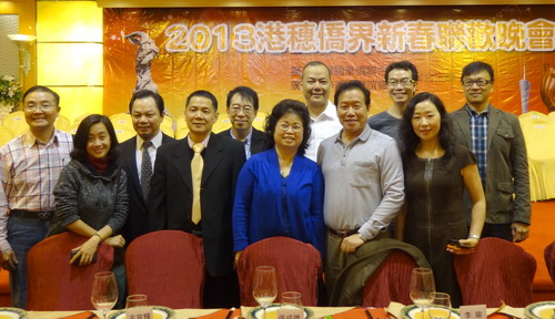 羅仲哲主席與越秀區(qū)僑聯(lián)的香港委員合影。