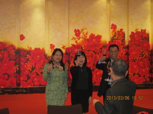 香港駐粵經(jīng)貿(mào)辦楊翠萍副主任、市僑聯(lián)謝惠蓉主席、李鴻釗副主席向出席“晚餐會(huì)”的企業(yè)家敬酒。