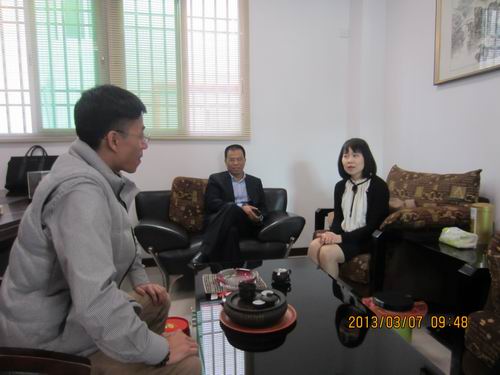 楊翠萍副主任一行與美林高汽車零部件有限公司總經(jīng)理林一帆進(jìn)行交談。