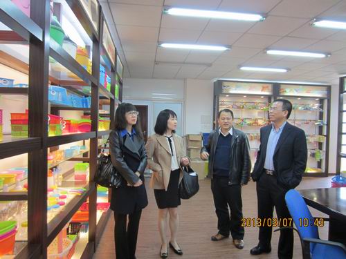 楊翠萍副主任一行參觀汕頭市虹泰貿(mào)易有限公司、汕頭市怡佳塑膠制品有限公司參觀展廳，總經(jīng)理鄭升標(biāo)向客人介紹企業(yè)生產(chǎn)的產(chǎn)品種類、質(zhì)量。