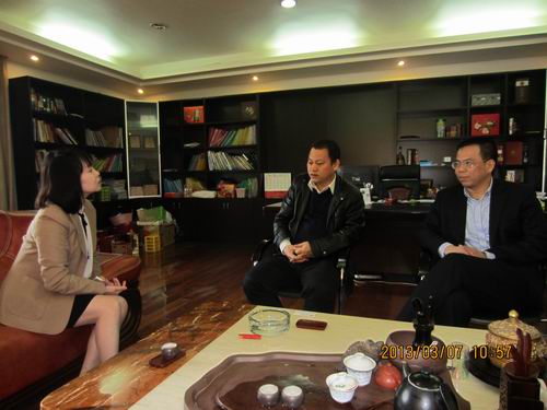 楊翠萍副主任一行與汕頭市虹泰貿(mào)易有限公司、汕頭市怡佳塑膠制品有限公司總經(jīng)理鄭升標(biāo)座談。