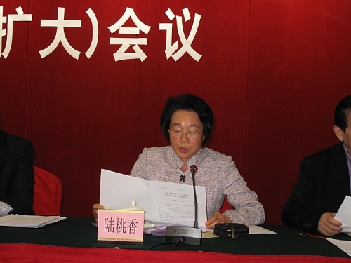 市僑聯(lián)陸桃香巡視員宣讀向陳華明同志學(xué)習(xí)決定