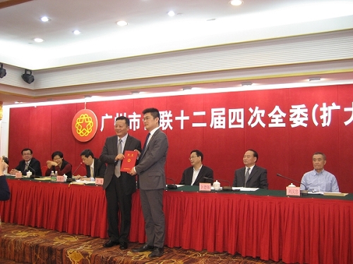 市僑聯(lián)主席李瑜給增聘顧問發(fā)聘書