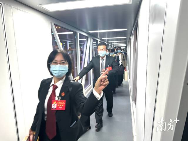 10月23日晚，我省出席黨的二十大代表在完成大會(huì)各項(xiàng)任務(wù)后返回廣東。南方日?qǐng)?bào)王輝 肖雄 攝
