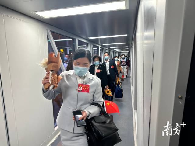 10月23日晚，我省出席黨的二十大代表在完成大會(huì)各項(xiàng)任務(wù)后返回廣東。南方日?qǐng)?bào)王輝 肖雄 攝