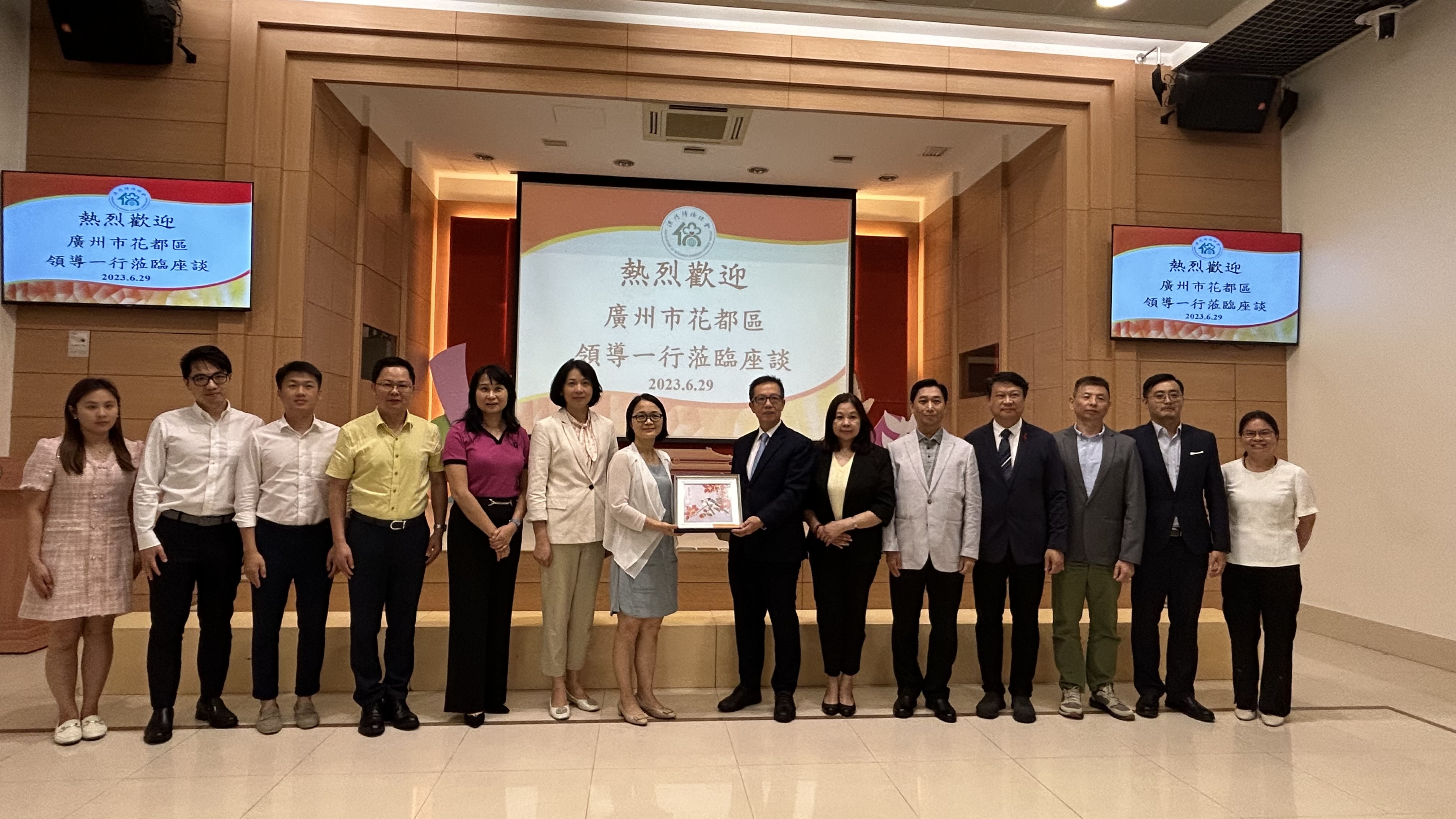 訪(fǎng)問(wèn)團(tuán)拜訪(fǎng)澳門(mén)歸僑總會(huì)，受到澳門(mén)歸僑總會(huì)副會(huì)長(zhǎng)廖麗夏、趙文炎、馬炳國(guó)，畢志健等副會(huì)長(zhǎng)、副理事長(zhǎng)、副秘書(shū)長(zhǎng)、主任等熱情接待并舉行座談交談 2.jpg