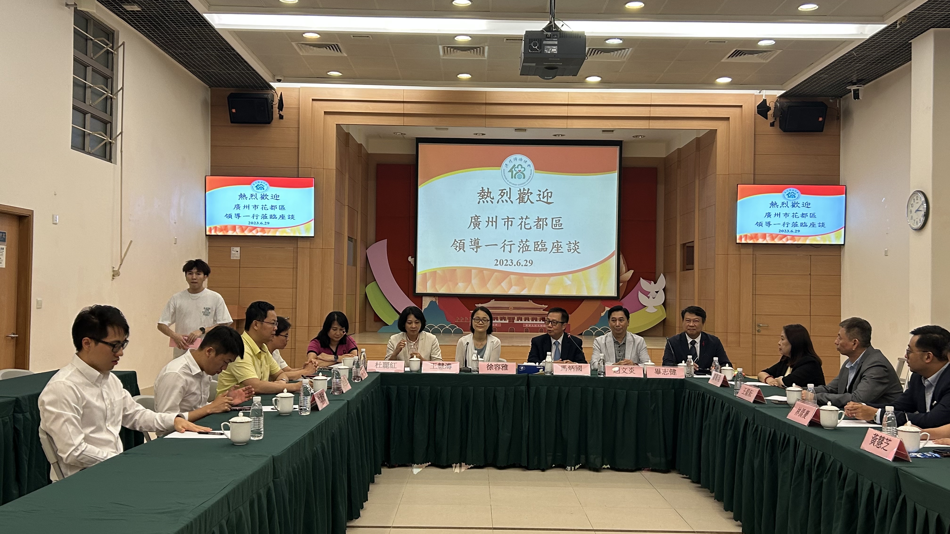 訪(fǎng)問(wèn)團(tuán)拜訪(fǎng)了澳門(mén)歸僑總會(huì)，受到澳門(mén)歸僑總會(huì)副會(huì)長(zhǎng)廖麗夏、趙文炎、馬炳國(guó)，畢志健等副會(huì)長(zhǎng)、副理事長(zhǎng)、副秘書(shū)長(zhǎng)、主任等熱情接待并舉行座談交談.jpg