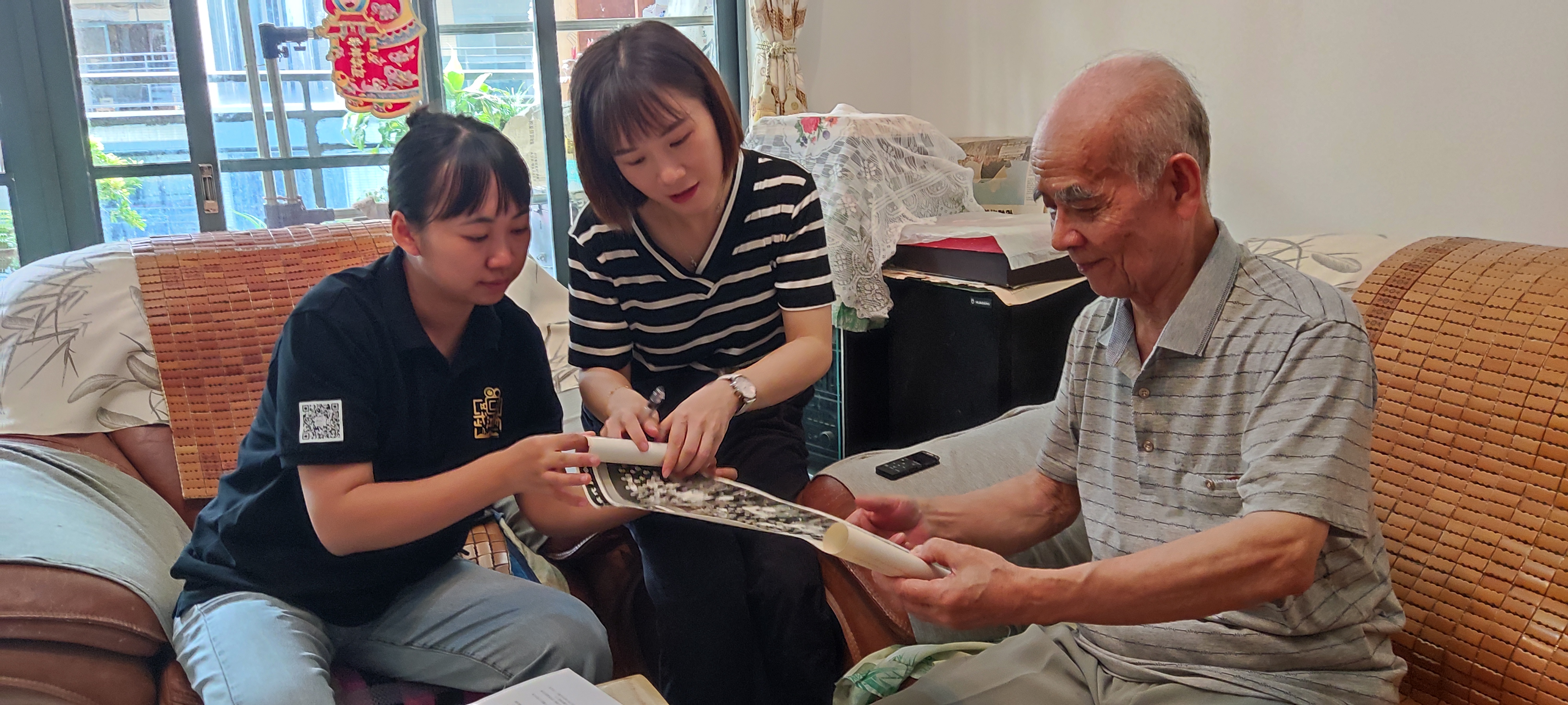 羅碧松親切向記者介紹舊照片。.jpg