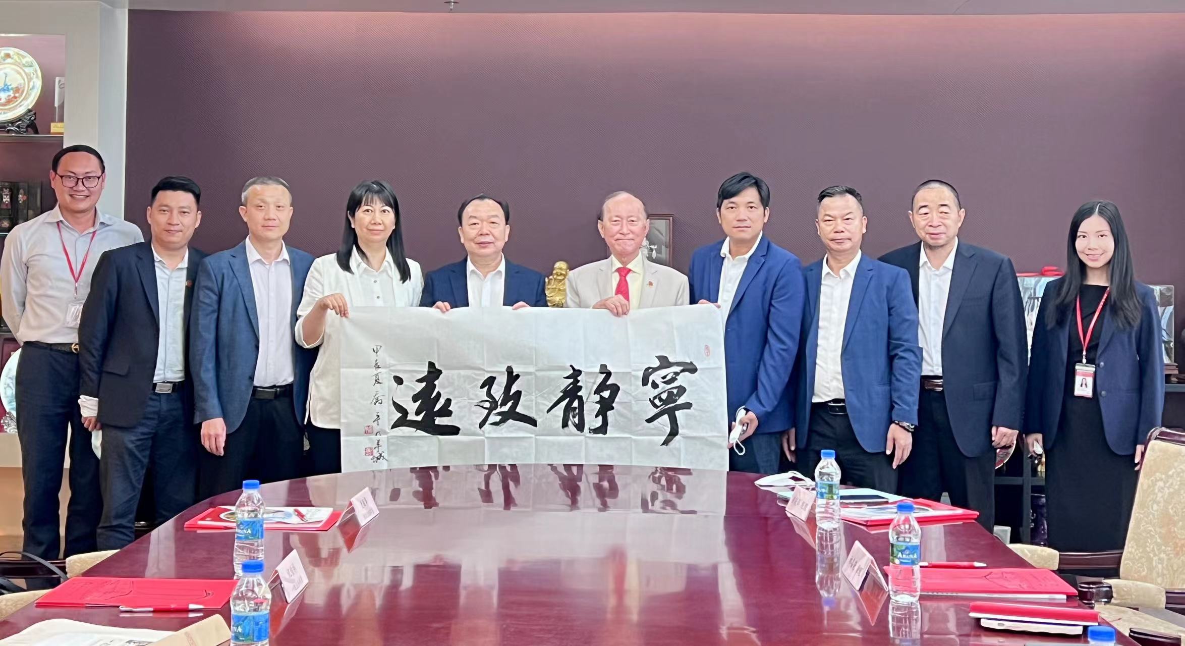 拜訪柬華理事總會(huì)會(huì)長(zhǎng)方僑生.jpg