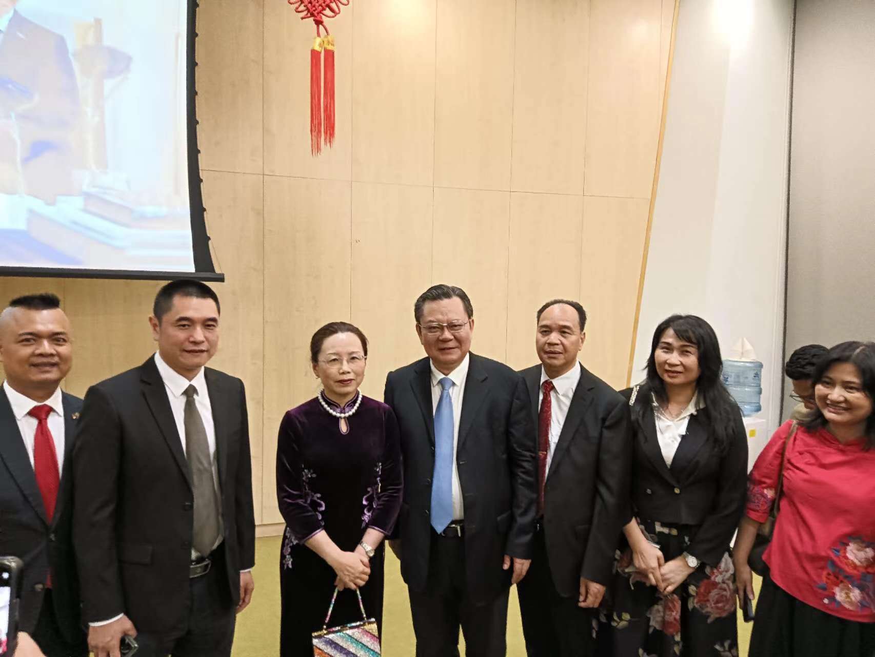 向中國新任駐巴拿馬大使徐學淵匯報了工作成果.jpg